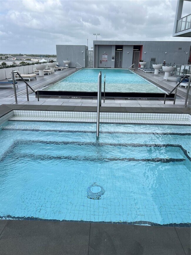 Building Photo - 2000 Metropica Wy