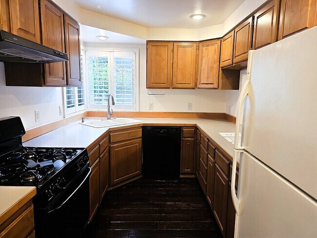 Building Photo - Townhome in Fin Hill- 2 Large Master Bedrooms, 2 Car Garage, Fully Fenced Yard, AC