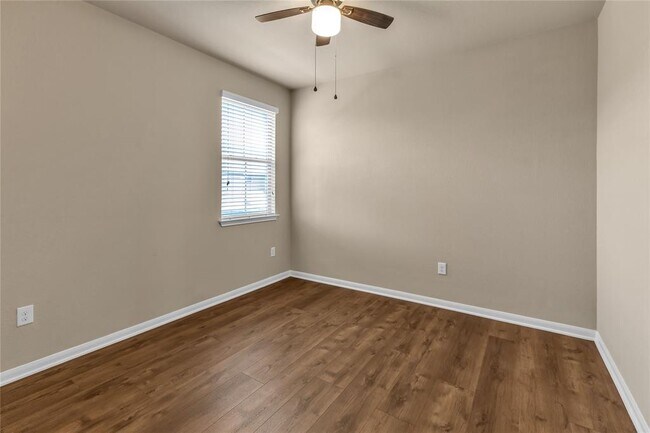 Building Photo - 2880 Donnell Dr