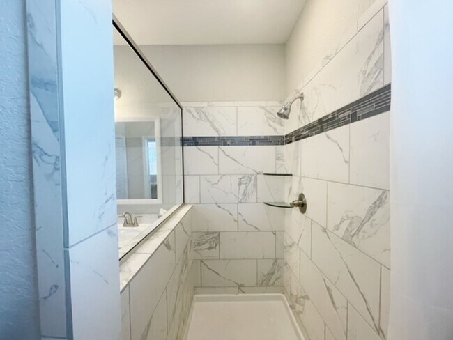 Building Photo - This stunning, 4BED/2BATH, well maintained...