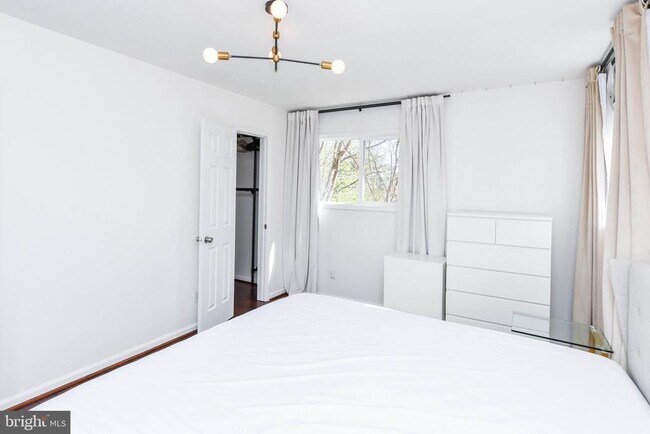 Building Photo - 1386 Bryant St NE