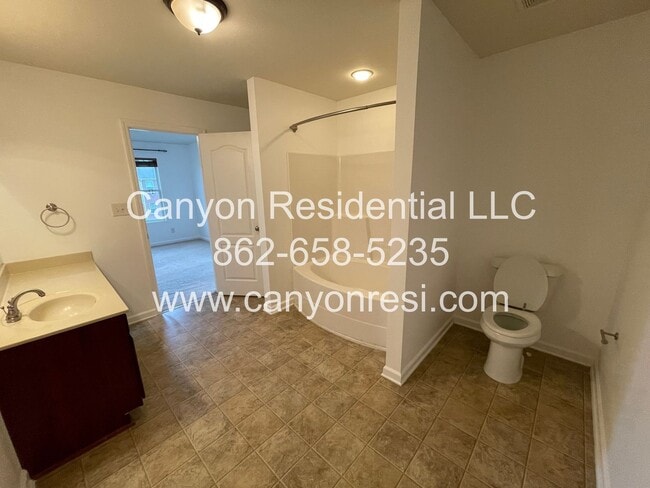 Building Photo - Great Location the spacious 3BR 3BA won't last long!