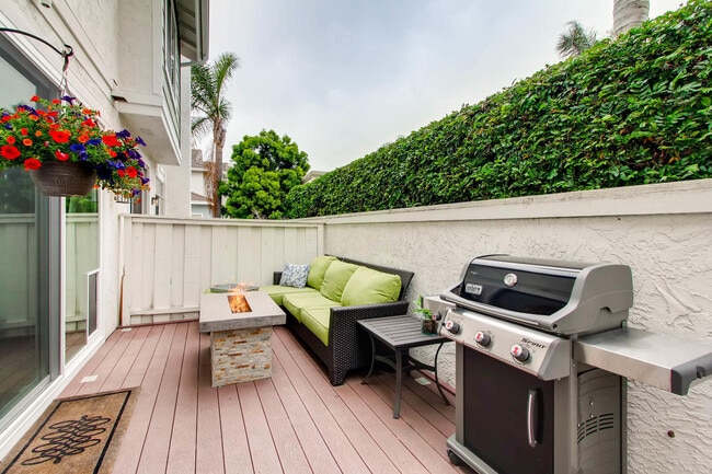 Building Photo - Beautifully Remodeled Townhome in the Cambria Community – Del Mar Heights
