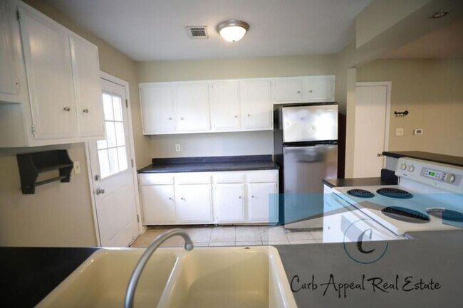 Building Photo - 3 Bedroom 2 Bath Home in Beautiful Neighborhood! A must see!!