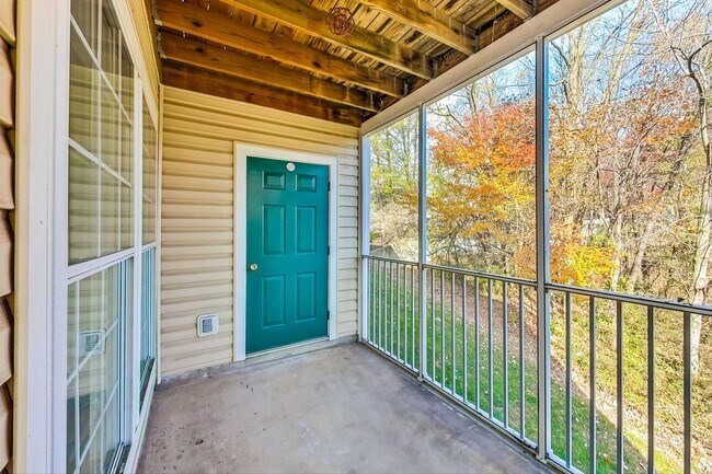 Building Photo - Renovated 2BD/2BA with 1 Reserved Parking ...