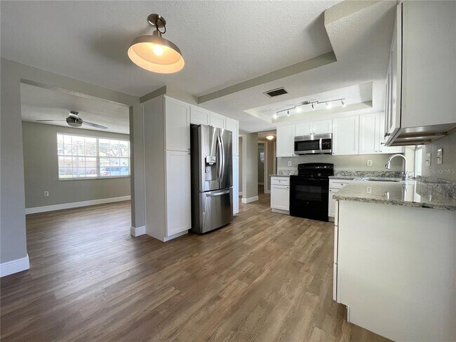 Building Photo - 7553 Cumber Dr