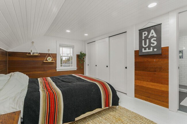 Building Photo - 3 bedroom, 2 bath gorgeous home now available by Mt. Tabor Park in SE Portland!