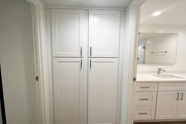 Building Photo - 10390 Wilshire Blvd