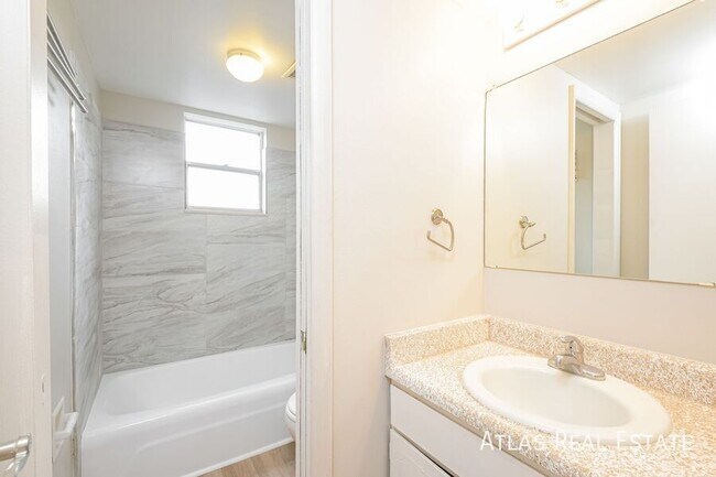 Building Photo - 331 N Columbine St