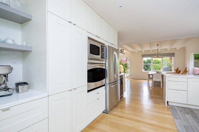 Building Photo - 869 Head of Pond Rd