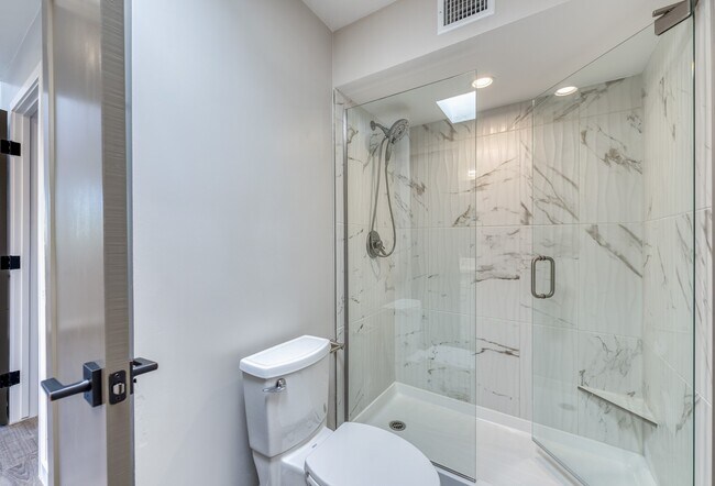 Building Photo - Gorgeous 2 bedroom, 2 bathroom in the Hear...