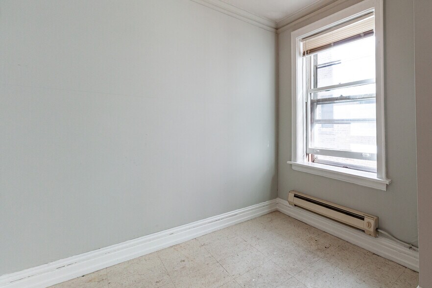 Building Photo - 435 W Roscoe St