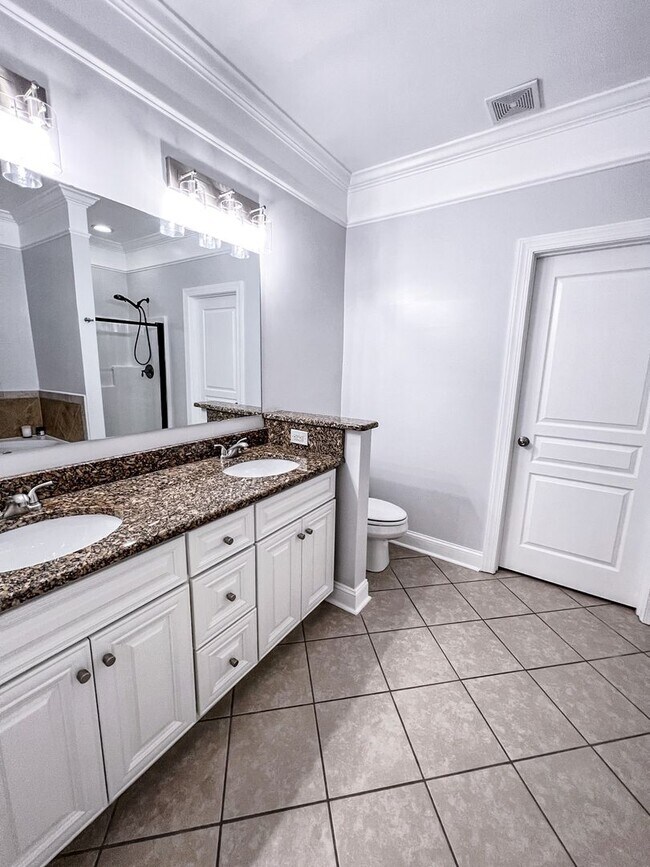 Building Photo - Gorgeous 3 Bed 2.5 Bath Home in Fayetteville