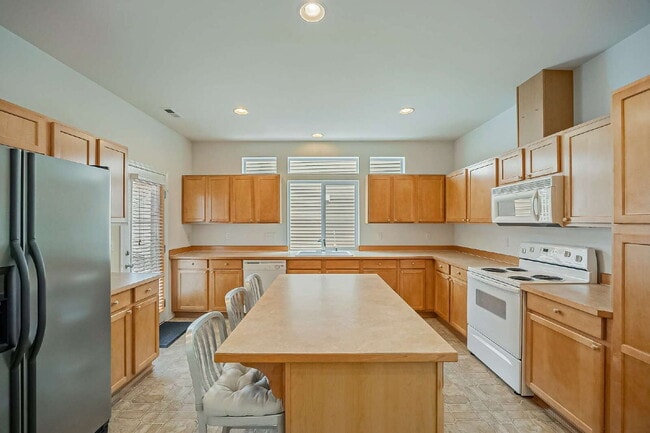 Building Photo - GATED COMMUNITY OF VERONA in LAKELAND HILLS!