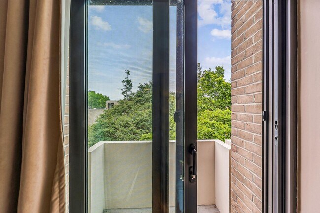 Building Photo - Chic Two-Level Condo in Prime SW Waterfront Location