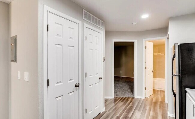 Building Photo - 932 S Dearborn Way