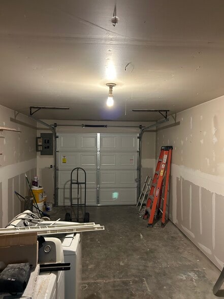 Building Photo - 1602 E Hazel Ave