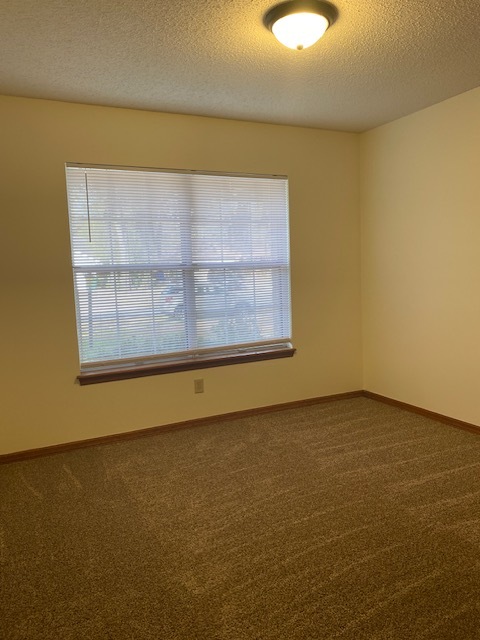 Building Photo - 3/2 with bonus room, on a quiet street, $1...