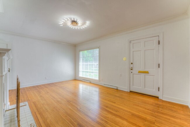 Building Photo - Beautiful 3 bed/3 full baths PLUS flex spa...