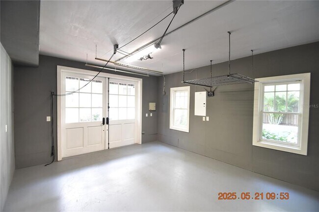 Building Photo - 810 S Packwood Ave