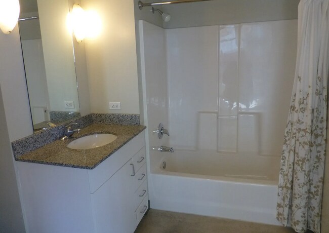 Building Photo - 425 W Beech St