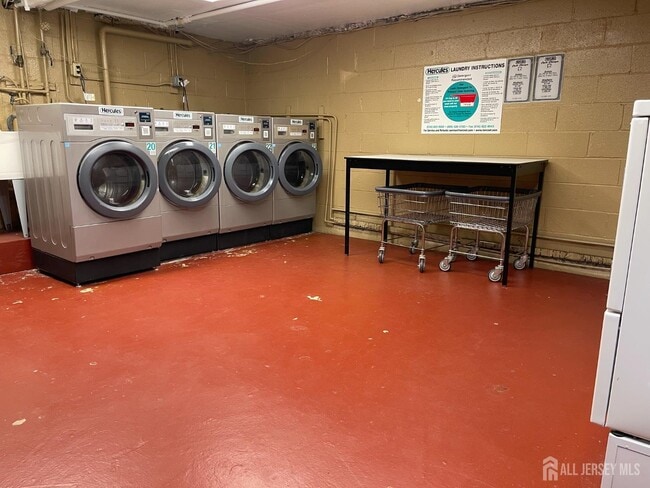 Building Photo - 1 Lake Ave