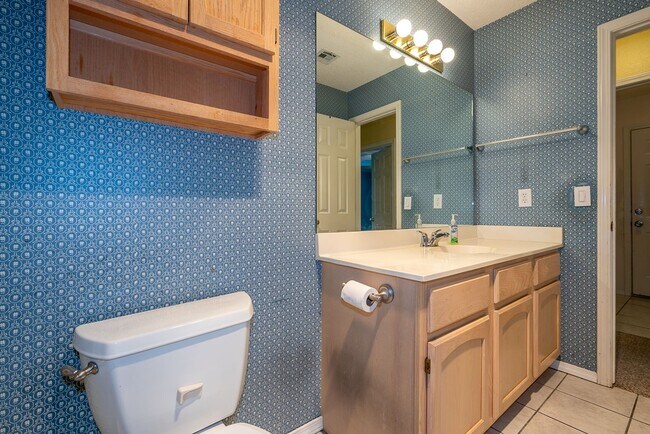 Building Photo - Charming 3 bedroom home with cozy fireplac...