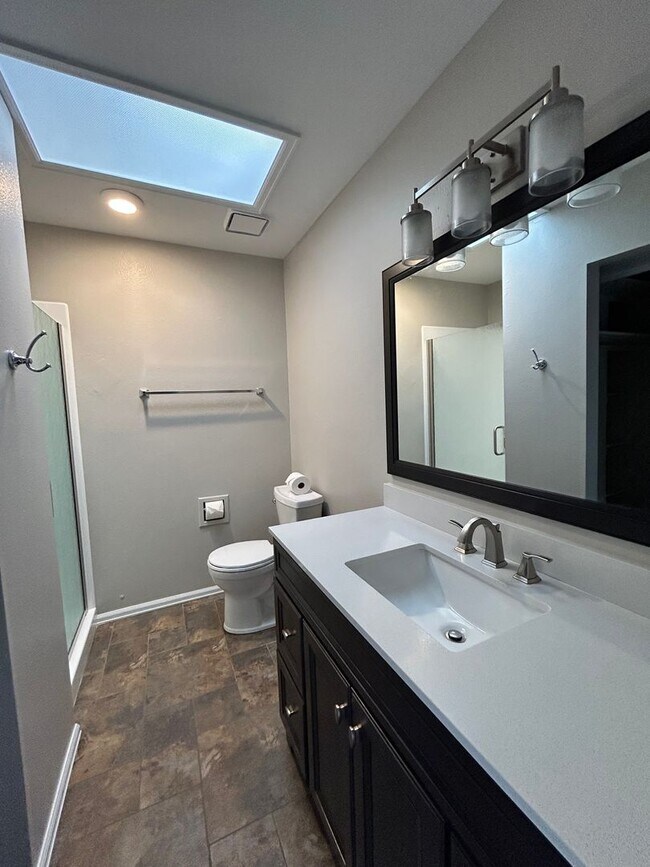 Building Photo - Spacious 3BR Duplex w/ Garage, Workshop, L...