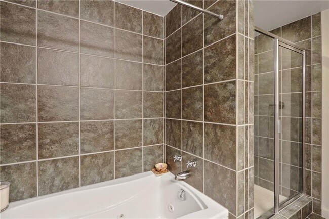 Building Photo - 640 Glen Iris Dr NE