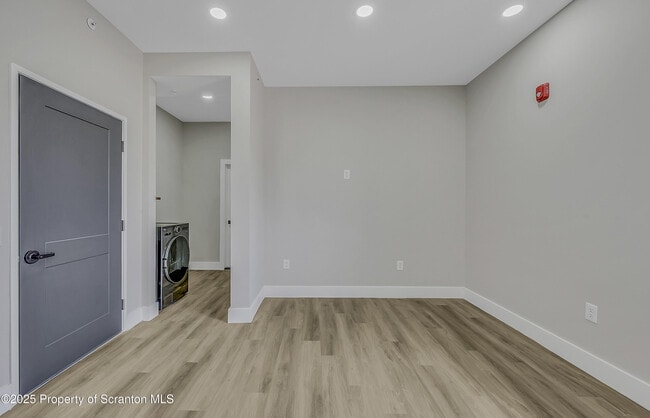 Building Photo - 215 Hickory St