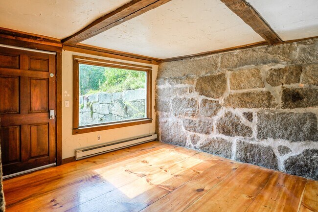 Building Photo - 475 Center St