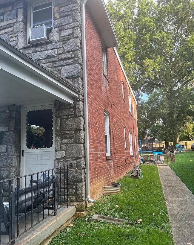 Side - 913 E 21st St