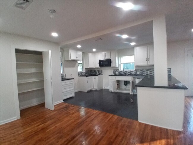 Building Photo - 1019 E 32nd St