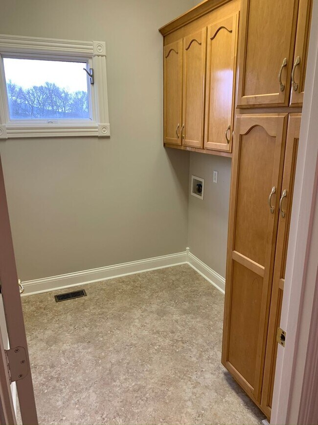 Building Photo - 5000 Square Feet on 7 Acres in Heart of Franklin