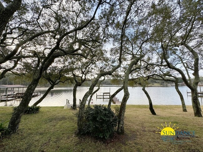 Building Photo - Waterfront Home in sought after Poquito Bayou, Shalimar!
