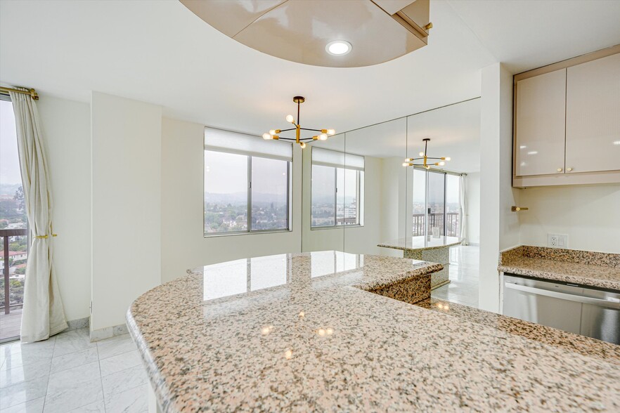 Building Photo - 10747 Wilshire Blvd