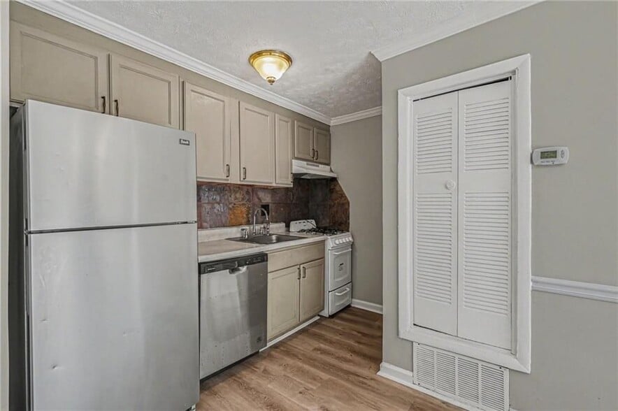 Building Photo - 2805 Northeast Expy