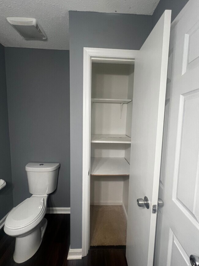 Building Photo - 712 Richmond Ave