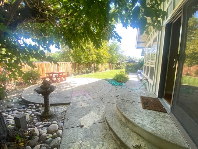 Building Photo - Pleasanton Heights 3BD, 2BA, Single Story, Great Location near downtown, Top Schools