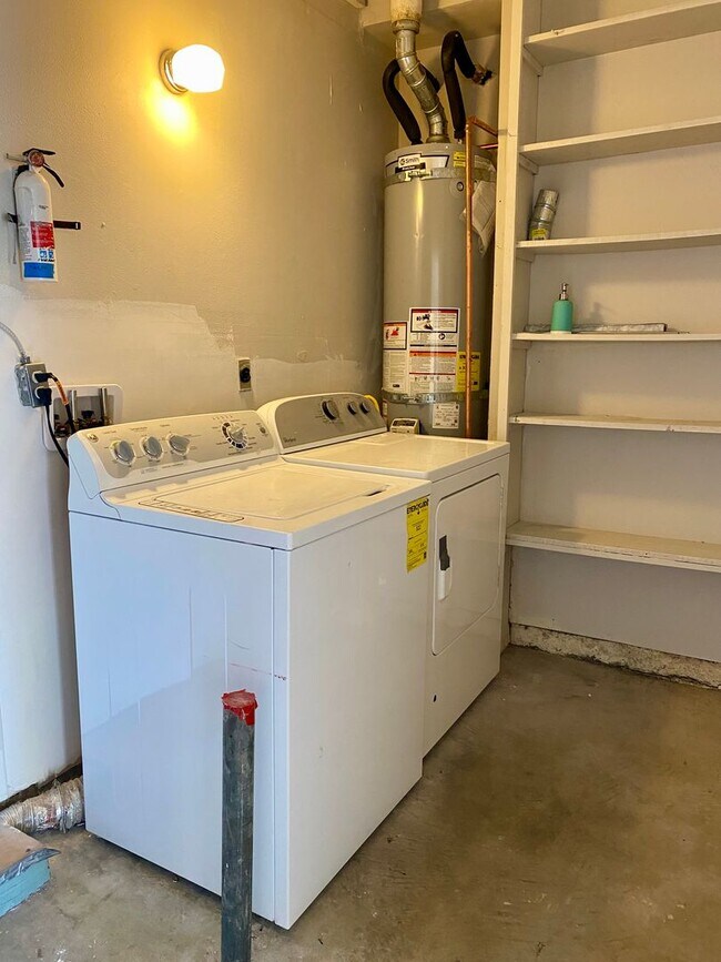 Building Photo - Amazing 4-bedroom home with a view, Availa...