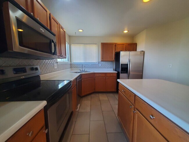 Building Photo - 3 Bedroom Home w Extra Room and 2 Car Garage in Stratford Lakes!