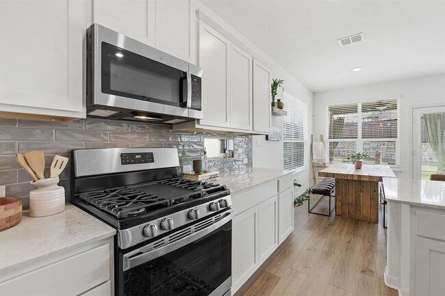 Building Photo - 209 Zamora Xing