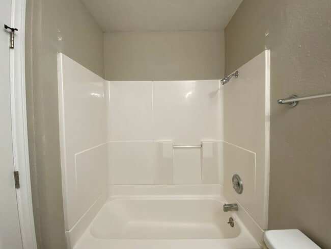 Building Photo - 2 Bedroom Condo in Arbor Hills Gated Community