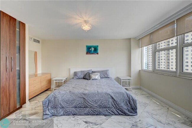 Building Photo - 2030 S Ocean Dr