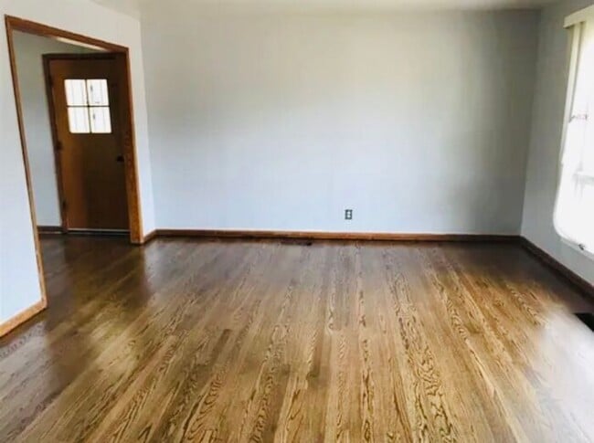 Building Photo - Fenced yard!