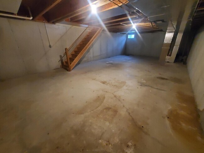 Building Photo - 667 Walnut Tree Dr