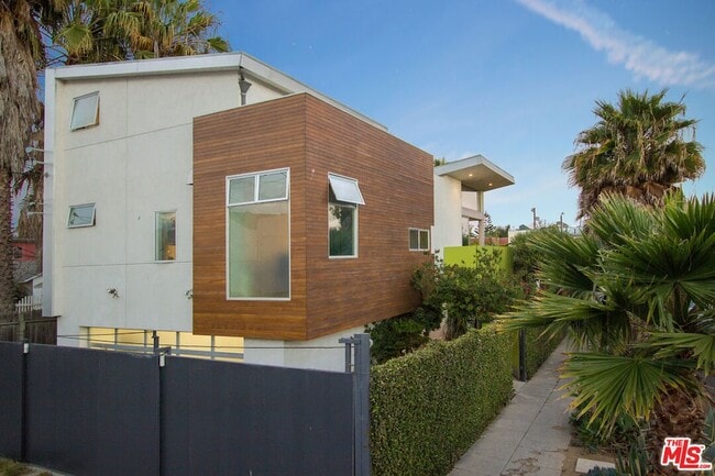 Building Photo - 1046 6th Ave