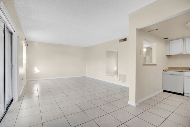 Building Photo - 2/1 Near UCF