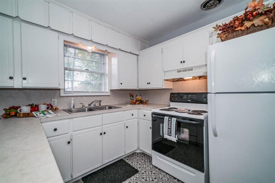Kitchen - 812 Glencrest Ln