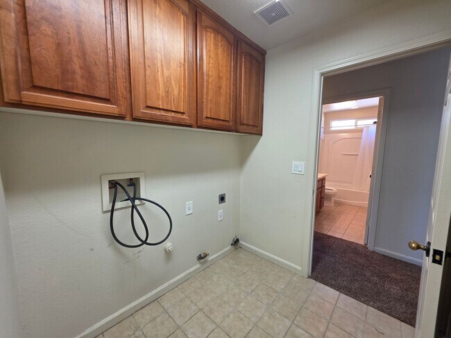 Building Photo - 3 bedroom with an extra office/den space in Modesto!